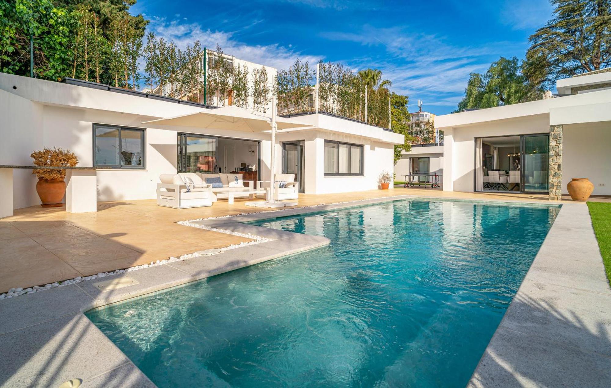 Awesome In With Heated Swimming Pool Holiday home *