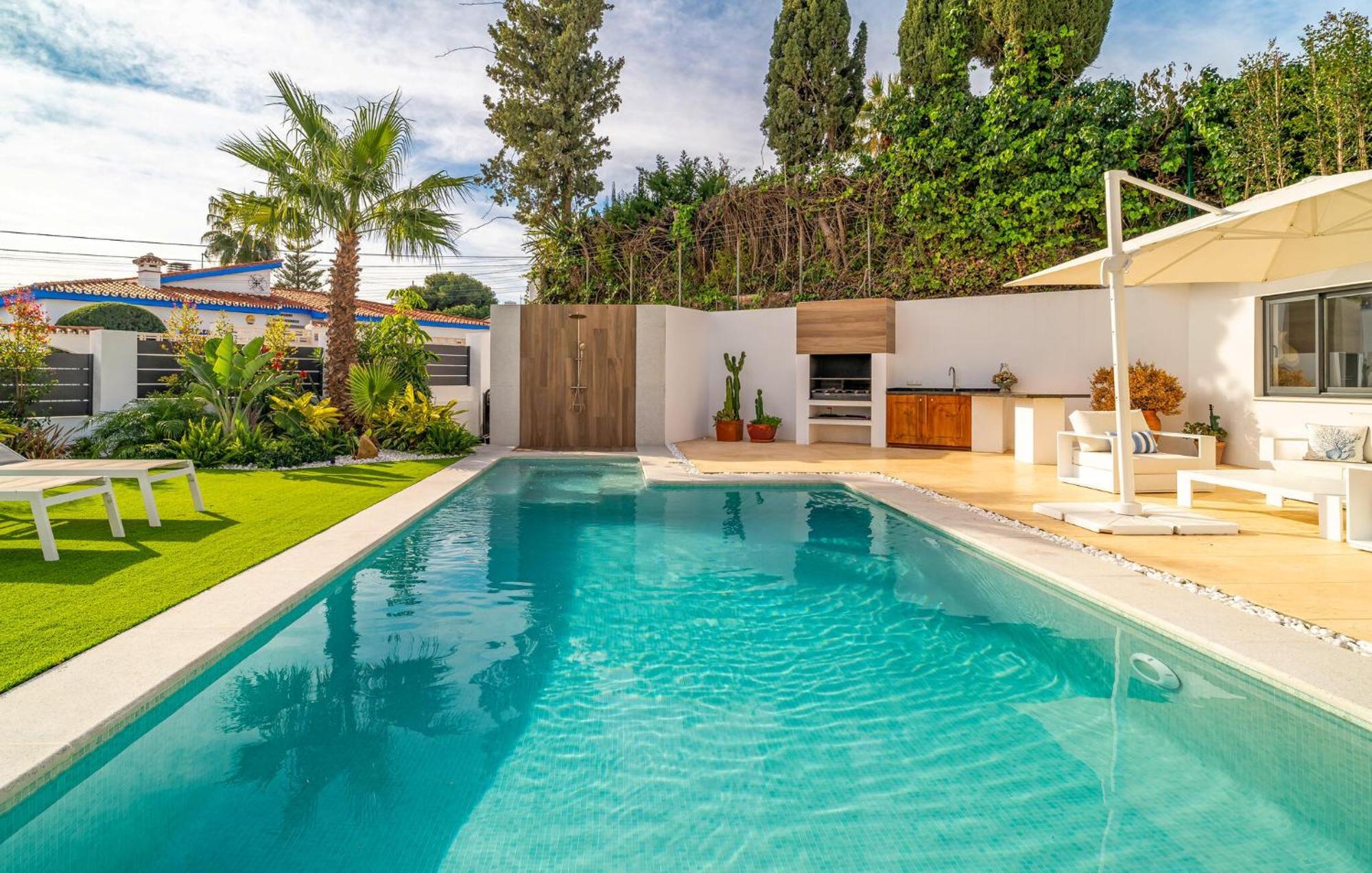 Awesome In With Heated Swimming Pool Holiday home *