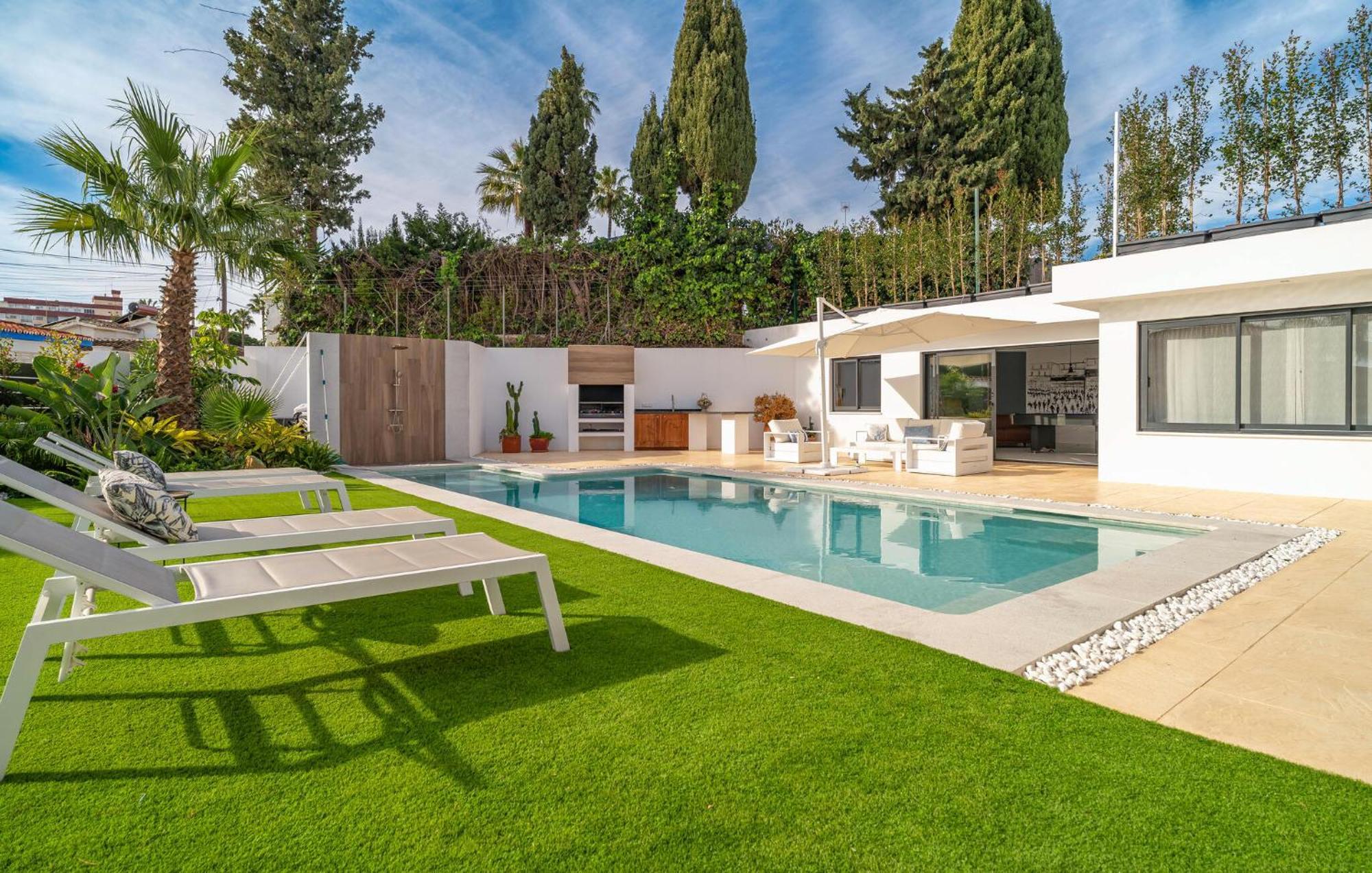 Awesome In With Heated Swimming Pool Holiday home *