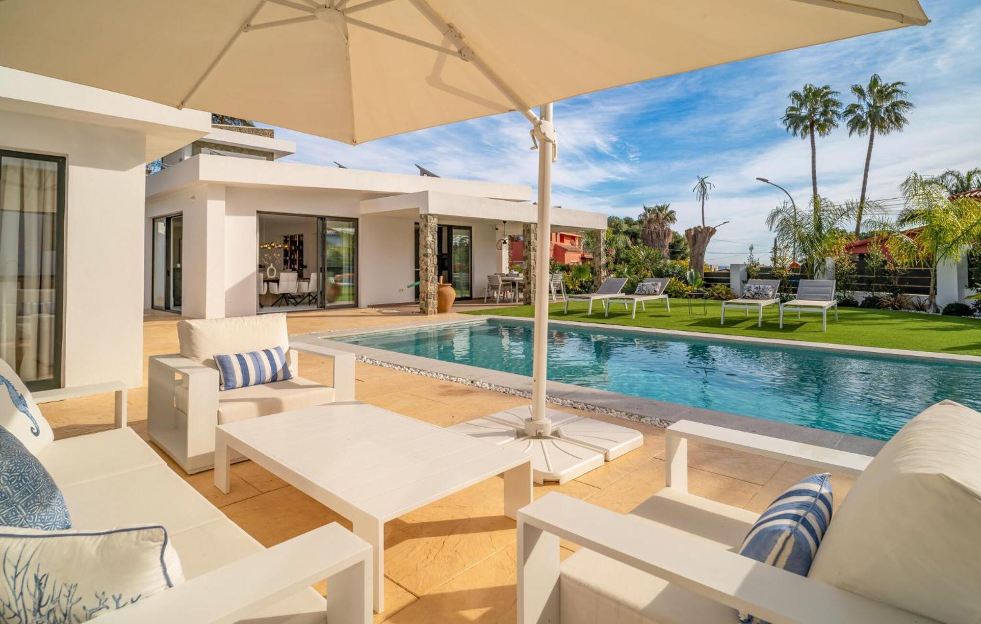 Awesome In With Heated Swimming Pool Holiday home *